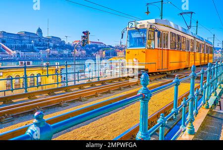 Il tram giallo vintage è il simbolo della città di Budapest, Ungheria Foto Stock