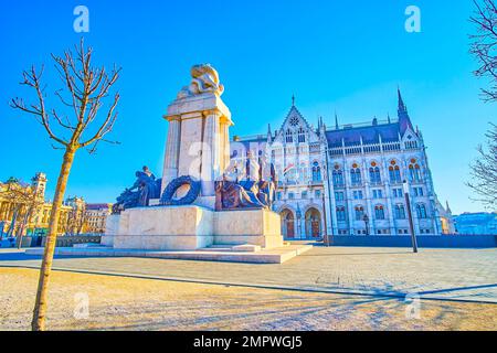 BUDAPEST, UNGHERIA - 2 MARZO 2022: Il monumento a Istvan Tisza in Piazza Kossuth Lajos, accanto all'edificio del Parlamento, il 2 marzo a Budapest Foto Stock