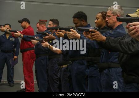 OCEANO PACIFICO (18 novembre 2022) i marinai a bordo della nave portuale da trasporto anfibio USS John P. Murtha (LPD 26) partecipano all'addestramento di familiarita' di armi nella baia di hangar della nave, 18 novembre 2022. La familiarità con le armi fa parte del supporto di una qualifica di guardia armata per i marinai a reggersi in guardia di protezione della forza. Il Makin Island Amphibious Ready Group, composto da nave d'assalto anfibio USS Makin Island (LHD 8) e bacini di trasporto anfibio USS Anchorage (LPD 23) e John P. Murtha, è in corso di svolgimento operazioni di routine nella flotta degli Stati Uniti 3rd con l'imbarcato 13th Marine Expeditionary uni Foto Stock