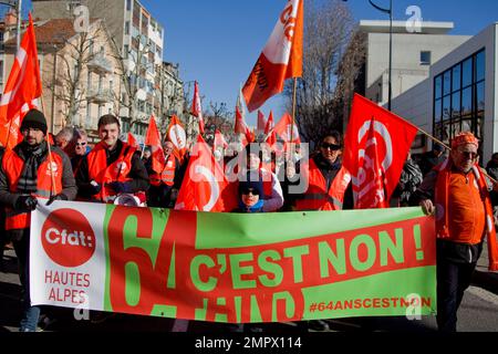 I dimostranti hanno uno striscione che recita "64 anni è no", a Gap, in Francia, il 31 gennaio 2023. Manifestazione contro la riforma delle pensioni nelle strade di Gap. Foto di Thibaut Durand /ABACAPRESS.COM Foto Stock