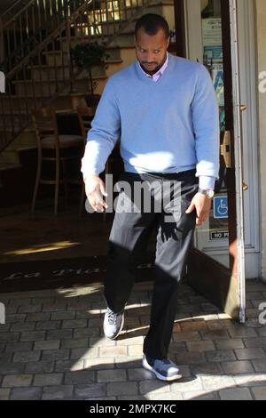 L'attore Donald Faison fa una piccola danza per i fotografi al Grove. Los Angeles, California. 11/09/10. Foto Stock