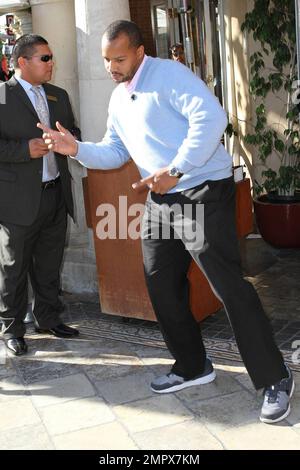 L'attore Donald Faison fa una piccola danza per i fotografi al Grove. Los Angeles, California. 11/09/10. Foto Stock