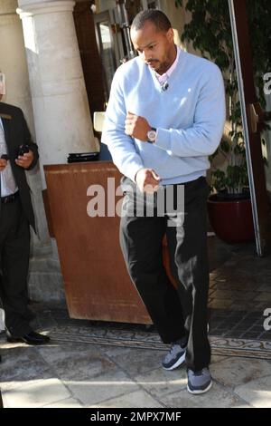 L'attore Donald Faison fa una piccola danza per i fotografi al Grove. Los Angeles, California. 11/09/10. Foto Stock