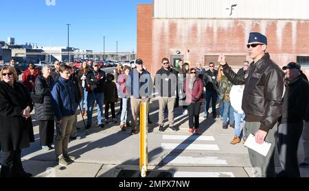 James Gresham, comandante, 716th Test Squadron, accoglie i partecipanti all'Open House and Family Day dello squadrone, 21 novembre 2022, presso la base dell'aeronautica militare Arnold, Tennessee. Il 716 TS esegue effetti aerodinamici e prove di separazione del terreno in gallerie del vento situate presso Arnold AFB; White Oak, Maryland; e Mountain View, California. Foto Stock