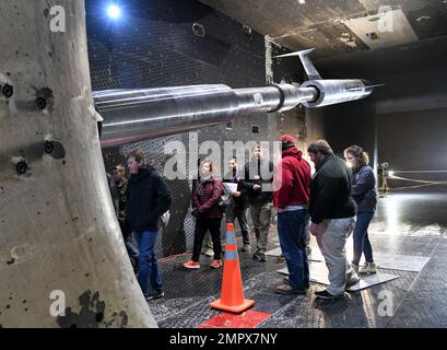 I partecipanti al Test Squadron Open House 716th e alla Family Day camminano sotto il modello AGARD-C mentre terminano il tour della galleria del vento transonica di 16 metri, il 21 novembre 2022, alla base dell'aeronautica militare Arnold, Tennessee. AGARD-C è un modello standard utilizzato per valutare la qualità del flusso nella galleria del vento. Il 716 TS esegue effetti aerodinamici e prove di separazione del terreno in gallerie del vento situate presso Arnold AFB; White Oak, Maryland; e Mountain View, California. Foto Stock