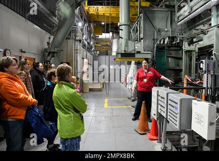 Rebecca Rought, membro del team Arnold Engineering Development Complex, parla del Tunnel A nell'impianto di von Kármán gas Dynamics ai partecipanti del 716th Test Squadron Open House and Family Day 21 novembre 2022 presso la base aeronautica militare Arnold, Tennessee. Il 716 TS esegue effetti aerodinamici e prove di separazione del terreno in gallerie del vento situate presso Arnold AFB; White Oak, Maryland; e Mountain View, California. Foto Stock