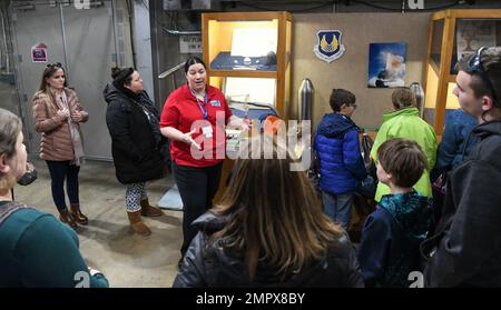 Rebecca Rought, membro del team Arnold Engineering Development Complex, parla di alcuni dei modelli in esposizione che sono stati testati nelle gallerie del vento dell'impianto di dinamica del gas von Kármán ai partecipanti del 716th Test Squadron Open House and Family Day 21 novembre 2022, presso la base aeronautica militare Arnold, Tennessee. Il 716 TS esegue effetti aerodinamici e prove di separazione del terreno in gallerie del vento situate presso Arnold AFB; White Oak, Maryland; e Mountain View, California. Foto Stock