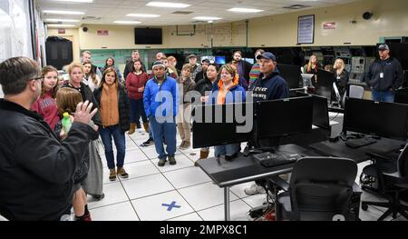 I partecipanti al Test Squadron Open House and Family Day del 716th ascoltano Scott Meredith, membro del team Arnold Engineering Development Complex, a sinistra, parlare della galleria del vento supersonico di 16 metri mentre fanno un giro nella sala di controllo del tunnel, il 21 novembre 2022, presso la base aeronautica militare Arnold, Tennessee. Il 716 TS esegue effetti aerodinamici e prove di separazione del terreno in gallerie del vento situate presso Arnold AFB; White Oak, Maryland; e Mountain View, California. Foto Stock