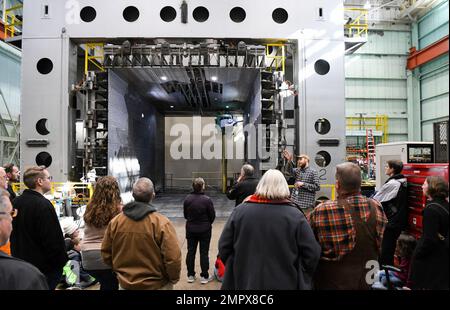 Ben Howell, membro del team Arnold Engineering Development Complex, parla dei carrelli di prova utilizzati nelle gallerie del vento di 16 metri ai partecipanti del 716th Test Squadron Open House and Family Day del 21 novembre 2022 alla base aeronautica militare Arnold, Tennessee. Il 716 TS esegue effetti aerodinamici e prove di separazione del terreno in gallerie del vento situate presso Arnold AFB; White Oak, Maryland; e Mountain View, California. Foto Stock