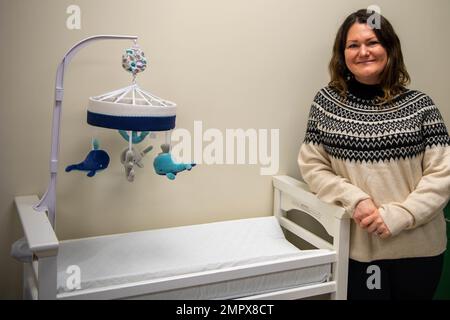 STAZIONE NAVALE ROTA, Spagna (22 novembre 2022) – Shannon Williams, infermiera visitante per la Navy and Marine Corps Relief Society (NMCRS) Rota posa per una foto nella sala di allattamento NMCRS Rota 22 novembre 2022. Il Visiting Nurse Program fornisce assistenza specializzata alle comunità che NMCRS serve in tutto il mondo. Il programma celebrerà il suo centenario, il 25 novembre 2022. Foto Stock