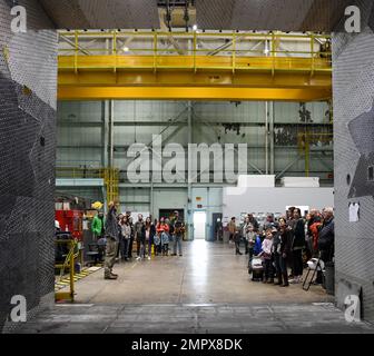 Ben Howell, membro del team Arnold Engineering Development Complex, parla dei carrelli di prova utilizzati nelle gallerie del vento di 16 metri ai partecipanti del 716th Test Squadron Open House and Family Day del 21 novembre 2022 alla base aeronautica militare Arnold, Tennessee. Il 716 TS esegue effetti aerodinamici e prove di separazione del terreno in gallerie del vento situate presso Arnold AFB; White Oak, Maryland; e Mountain View, California. Foto Stock