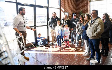 Ben Holton, membro del team Arnold Engineering Development Complex, parla ai partecipanti del 716th Test Squadron Open House and Family Day mentre guardano un modello della struttura del tunnel del vento di propulsione, il 21 novembre 2022, presso la base dell'aeronautica militare Arnold, Tennessee. Il 716 TS esegue effetti aerodinamici e prove di separazione del terreno in gallerie del vento situate presso Arnold AFB; White Oak, Maryland; e Mountain View, California. Foto Stock