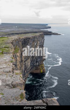 Scogliere del mare irlandese. Le scogliere sul mare Inishmore Aran Islands County Galway Irlanda visto dall'antico forte di Dun Aengus Inis Mor Foto Stock