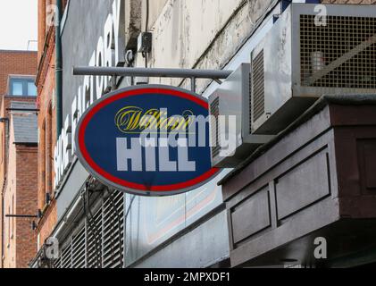 Segno del negozio della catena di scommesse del Regno Unito. William Hill segno sulla parete al di fuori del negozio di scommesse nel Regno Unito. Foto Stock