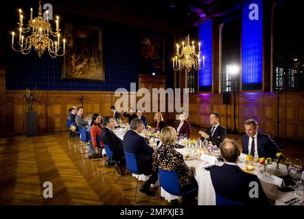 DEN BOSCH - il primo ministro Mark Rutte, il primo ministro Jan Jambon e i ministri olandese e fiammingo durante il vertice del governo olandese-fiammingo. Una delegazione dei governi olandese e fiammingo si riunisce per promuovere una buona cooperazione in molti settori. ANP KOEN VAN WEEL netherlands out - belgium out Foto Stock