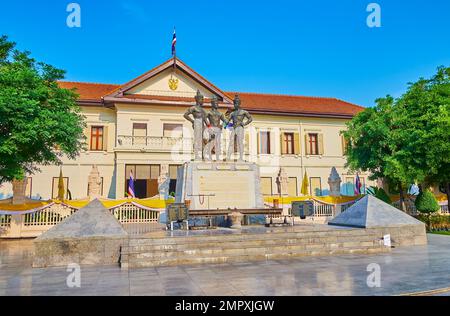 Monumento dei tre Re sulla piazza pedonale di fronte al City Arts and Cultural Centre, Chiang mai, Thailandia Foto Stock