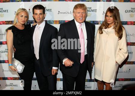 Vanessa Trump incinta, Donald Trump Jr., Donald Trump e Melania Trump posano per i fotografi alla sfilata di moda di beneficenza 9th che si tiene presso la sala da ballo Hammerstein. Vanessa e Donald Trump Jr. Hanno recentemente annunciato che si aspettano il loro terzo figlio. New York, NY. 04/05/11. Foto Stock