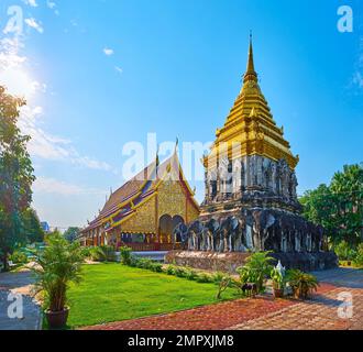 I terreni del tempio Wat Chiang Man con l'elefante medievale Chedi e grande viharn dietro di esso, Chiang mai, Thailandia Foto Stock