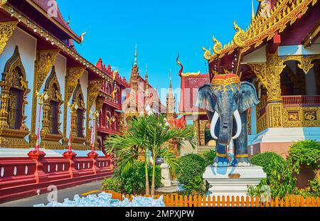 La statua di elefante di fronte alla sala principale Viharn della splendida Wat Saen Muang ma tempio complesso, Chiang mai, Thailandia Foto Stock