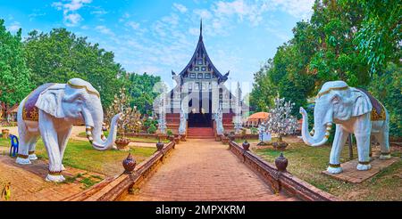 Il piccolo giardino di Wat Lok moli decorato con statue di elefanti bianchi, alberi di Bodhi d'oro e d'argento, pali scolpiti di fronte a Viharn, Chiang mai, Th Foto Stock