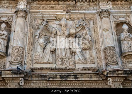 Bassorilievo di San Agustin sulla facciata della Chiesa di San Agustin nel centro storico di Oaxaca, Messico. Costruito in stile barocco ed è stato complet Foto Stock