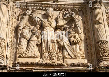 Bassorilievo di San Agustin sulla facciata della Chiesa di San Agustin nel centro storico di Oaxaca, Messico. Costruito in stile barocco ed è stato complet Foto Stock