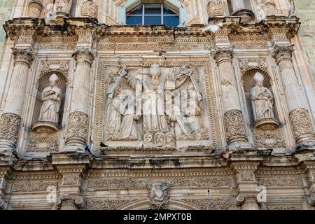 Bassorilievo di San Agustin sulla facciata della Chiesa di San Agustin nel centro storico di Oaxaca, Messico. Costruito in stile barocco ed è stato complet Foto Stock