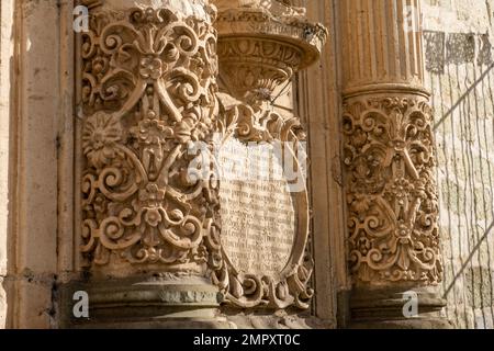 Elaborata scultura in pietra sulla facciata della Chiesa di San Agustin nel centro storico di Oaxaca, Messico. Costruito in stile barocco ed è stato completato Foto Stock