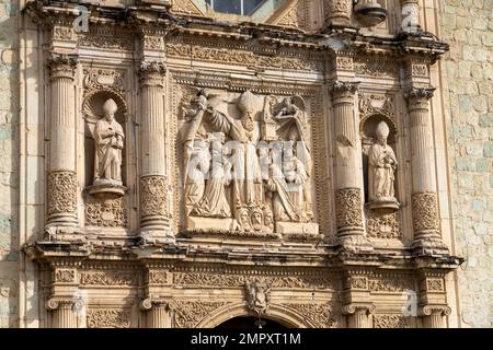 Bassorilievo di San Agustin sulla facciata della Chiesa di San Agustin nel centro storico di Oaxaca, Messico. Costruito in stile barocco ed è stato complet Foto Stock