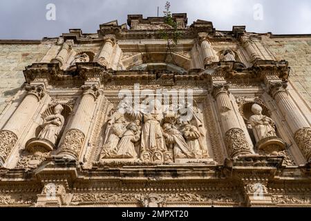 Bassorilievo di San Agustin sulla facciata della Chiesa di San Agustin nel centro storico di Oaxaca, Messico. Costruito in stile barocco ed è stato complet Foto Stock