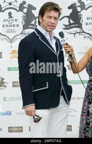 La personalità della TV Nick Knowles parla con i giornalisti sul campo erboso a Gaynes Park Estate per il Duca di Essex Polo Trophy. Epping, Regno Unito. 07/17/10. Foto Stock