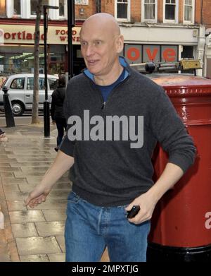 Duncan Goodhew, medaglia d'oro olimpica, è stata avvistata arrivando alla BBC radio 2 per promuovere la più grande nuotata di raccolta fondi del mondo che sta arrivando a Newcastle. Prima la stella del nuoto era presso le piscine Parkside recentemente rinnovate, che lanciavano un evento chiamato 'Swimathon', in aiuto di Marie Curie Cancer Care, che si terrà il 27th e 28th aprile. Goodhew era a disposizione per partecipare a una master class pre-Swimathon con nuotatori di prima mattina che volevano prendere parte alla sua classe. Londra, Regno Unito. 5th gennaio 2012. Foto Stock