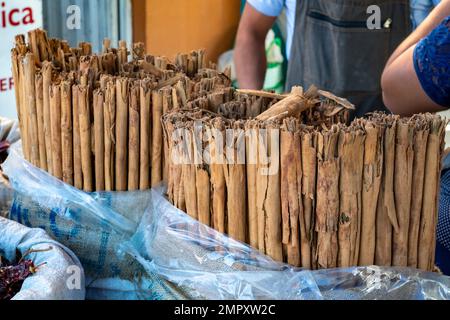 Quills, o rotoli, di corteccia grezza dell'albero della cannella per la vendita nel mercato in Ocotlan de Morelos nelle valli centrali di Oaxaca, Messico. Foto Stock