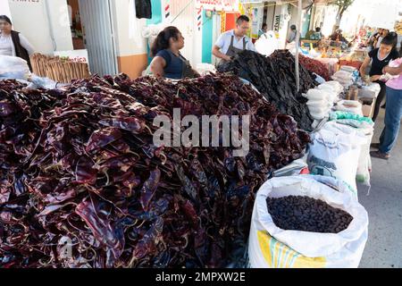 Peperoni o peperoncini e fagioli secchi in vendita sul mercato di Ocoklan de Morelos, nelle Valli centrali di Oaxaca, Messico. Foto Stock