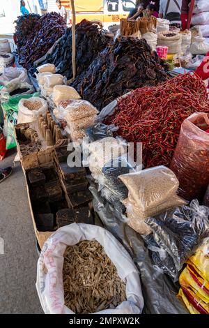 Peperoncini, fagioli e altri prodotti alimentari in vendita sul mercato di Ocoklan de Morelos nelle Valli centrali di Oaxaca, Messico. Foto Stock