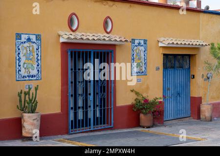 Porta di una residenza dipinta di colori nel quartiere Xochimilco della storica città di Oaxaca, Messico. Foto Stock