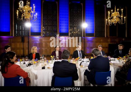 DEN BOSCH - il primo ministro Mark Rutte, il primo ministro Jan Jambon e i ministri olandese e fiammingo durante il vertice del governo olandese-fiammingo. Una delegazione dei governi olandese e fiammingo si riunisce per promuovere una buona cooperazione in molti settori. ANP KOEN VAN WEEL netherlands out - belgium out Foto Stock