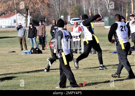 I soldati con la Brigata di addestramento multifunzionale 181st giocano in una partita di calcio a bandiera del 23 novembre 2022, a Fort McCoy, Wisconsin, soprannominata Turkey Bowl 2022. Il gioco era Noncommissioned Officers (NCO) vs Officers. Alla fine, quando il fischio finale è scoppiato e il punteggio finale è stato letto, è stato il NCO con la vittoria con un punteggio di 42-7. Foto Stock