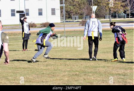 I soldati con la Brigata di addestramento multifunzionale 181st giocano in una partita di calcio a bandiera del 23 novembre 2022, a Fort McCoy, Wisconsin, soprannominata Turkey Bowl 2022. Il gioco era Noncommissioned Officers (NCO) vs Officers. Alla fine, quando il fischio finale è scoppiato e il punteggio finale è stato letto, è stato il NCO con la vittoria con un punteggio di 42-7. Foto Stock