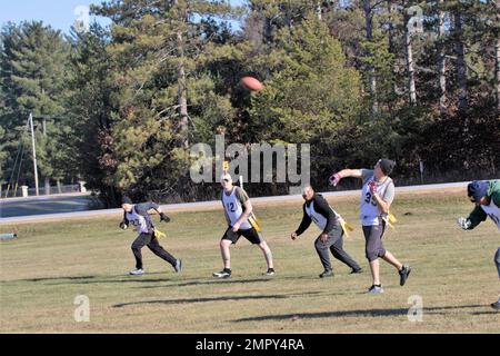 I soldati con la Brigata di addestramento multifunzionale 181st giocano in una partita di calcio a bandiera del 23 novembre 2022, a Fort McCoy, Wisconsin, soprannominata Turkey Bowl 2022. Il gioco era Noncommissioned Officers (NCO) vs Officers. Alla fine, quando il fischio finale è scoppiato e il punteggio finale è stato letto, è stato il NCO con la vittoria con un punteggio di 42-7. Foto Stock