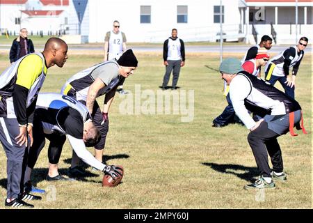 I soldati con la Brigata di addestramento multifunzionale 181st giocano in una partita di calcio a bandiera del 23 novembre 2022, a Fort McCoy, Wisconsin, soprannominata Turkey Bowl 2022. Il gioco era Noncommissioned Officers (NCO) vs Officers. Alla fine, quando il fischio finale è scoppiato e il punteggio finale è stato letto, è stato il NCO con la vittoria con un punteggio di 42-7. Foto Stock