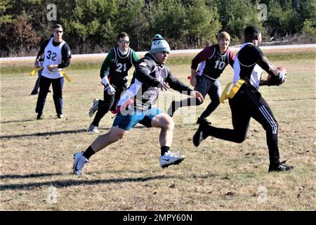 I soldati con la Brigata di addestramento multifunzionale 181st giocano in una partita di calcio a bandiera del 23 novembre 2022, a Fort McCoy, Wisconsin, soprannominata Turkey Bowl 2022. Il gioco era Noncommissioned Officers (NCO) vs Officers. Alla fine, quando il fischio finale è scoppiato e il punteggio finale è stato letto, è stato il NCO con la vittoria con un punteggio di 42-7. Foto Stock