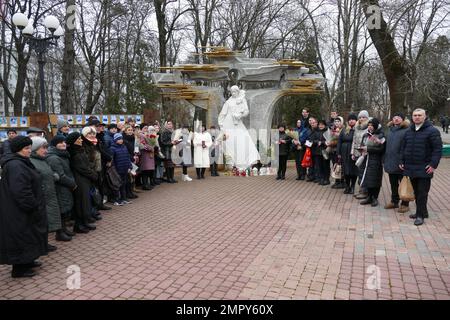 IVANO-FRANKIVSK, UCRAINA - 28 GENNAIO 2023 - cerimonia per onorare la memoria degli Eroi di Kruty e dei difensori ucraini che hanno dato la vita all'Ucraina nell'attuale guerra russo-Ucraina tenutasi nel Parco commemorativo di Ivano-Frankivsk nell'ambito dell'evento commemorativo nazionale 'Memory Bell', Ivano-Frankivsk, Ucraina occidentale. Foto Stock