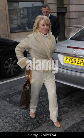 La cantante e presentatrice radiofonica Elaine Paige arriva alla BBC radio 2 per registrare il suo show domenicale. Londra, Regno Unito. 11/19/10. Foto Stock