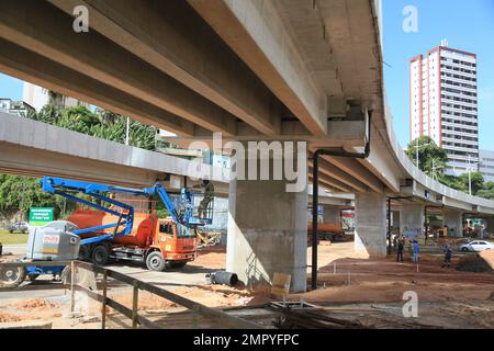 salvador, bahia, brasile - 19 gennaio 2023: Vista dei viadotti in costruzione per l'attuazione del sistema di trasporto BRT nella città di Salvador Foto Stock