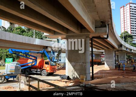 salvador, bahia, brasile - 19 gennaio 2023: Vista dei viadotti in costruzione per l'attuazione del sistema di trasporto BRT nella città di Salvador Foto Stock