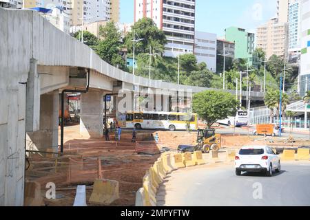 salvador, bahia, brasile - 19 gennaio 2023: Vista dei viadotti in costruzione per l'attuazione del sistema di trasporto BRT nella città di Salvador Foto Stock