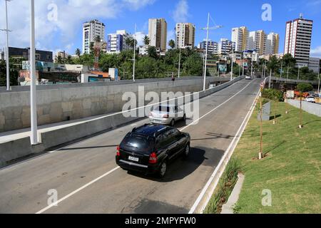 salvador, bahia, brasile - 19 gennaio 2023: Vista dei viadotti in costruzione per l'attuazione del sistema di trasporto BRT nella città di Salvador Foto Stock