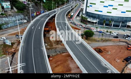 salvador, bahia, brasile - 19 gennaio 2023: Vista dei viadotti in costruzione per l'attuazione del sistema di trasporto BRT nella città di Salvador Foto Stock