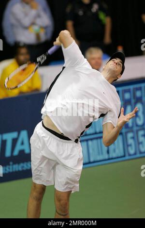 John Isner al 15th° torneo annuale Advanta World Team Tennis Smash Hits, una serata speciale di tennis con Andy Roddick, Lindsay Davenport e Anna Kournikova. L'evento beneficia della Fondazione Elton John AIDS e della locale associazione benefica ActionAIDS. Il Padiglione dell'Università di Villanova. Villanova, Pennsylvania. 10/10/07. Tutti Foto Stock